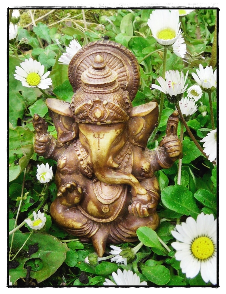 Kleine Ganesha Statue mit Blumen