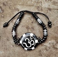 Armband mit OM-Symbol