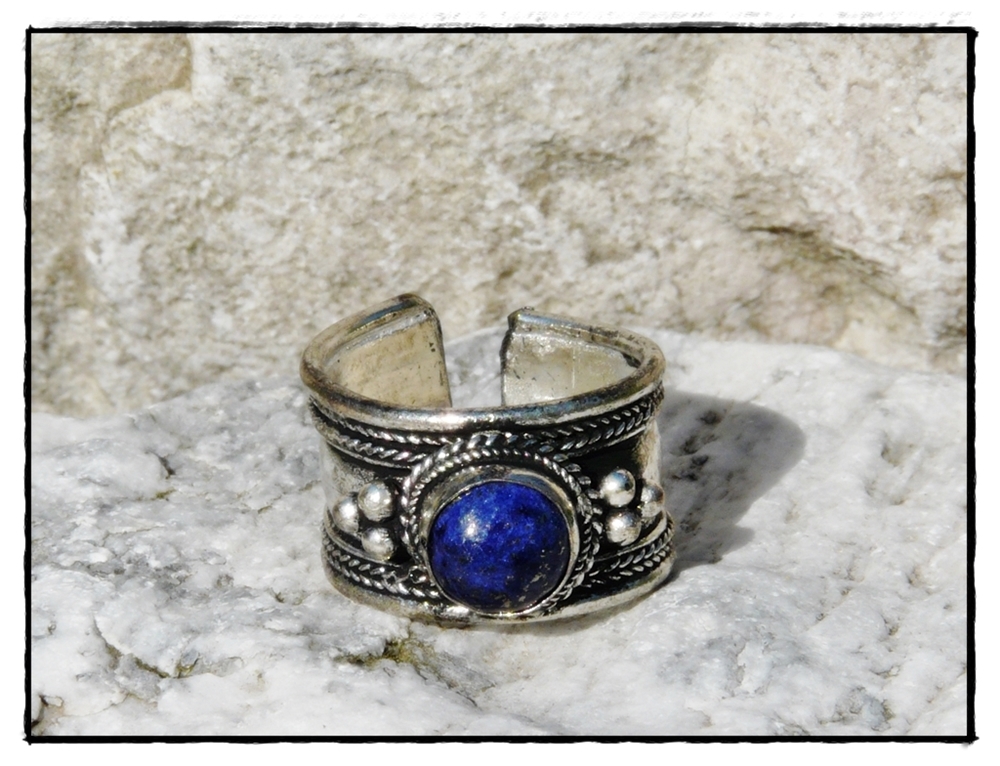 Tibetischer Ring mit Lapislazuli