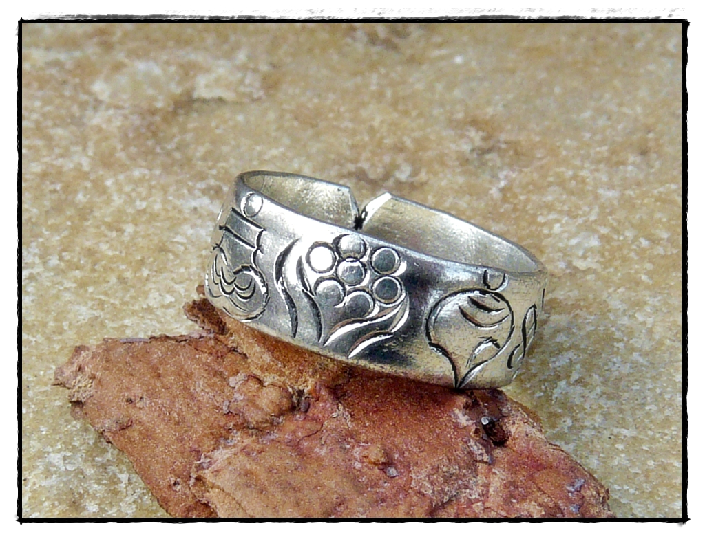 Ring mit tibetischen Glückssymbolen