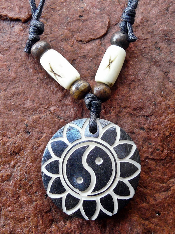Bone-Anhänger Yin Yang im Lotus
