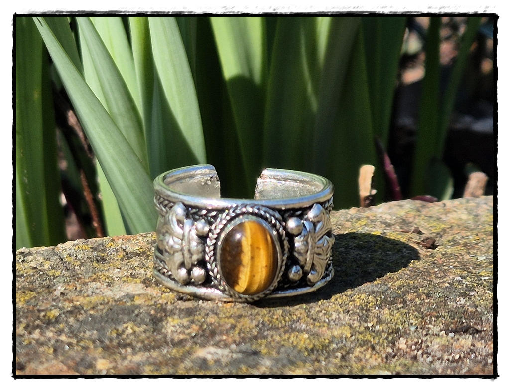 Tibetischer Ring mit Tigerauge Stein