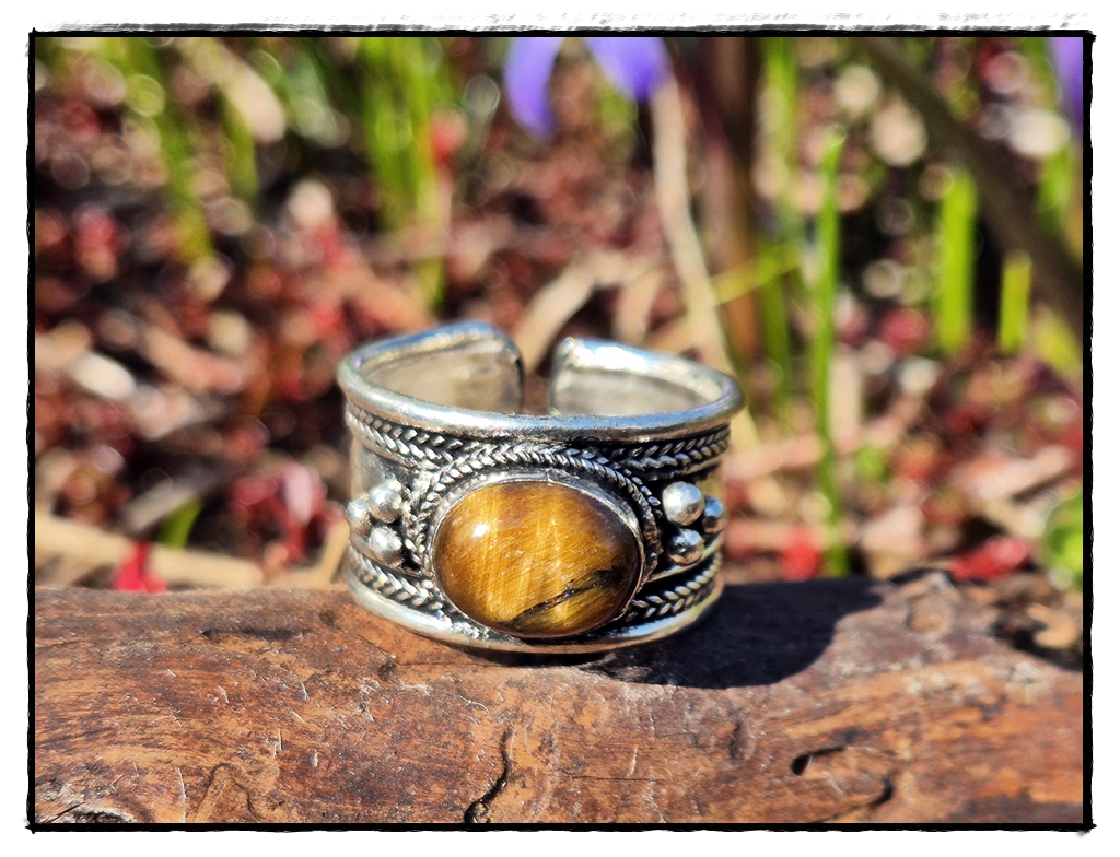 Ring aus Nepal mit ovalem Tigerauge Stein