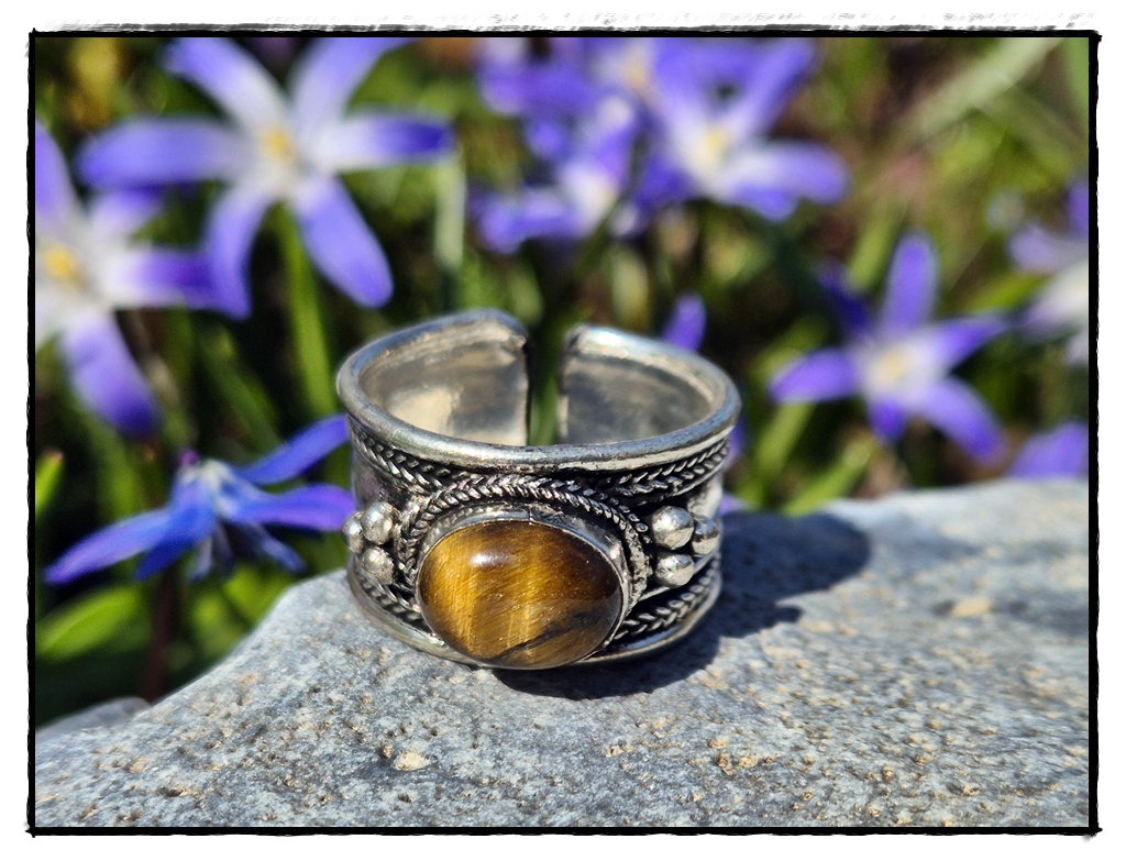 Ring aus Nepal mit ovalem Stein