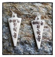 Bone-Ohrringe Mantra Triangle