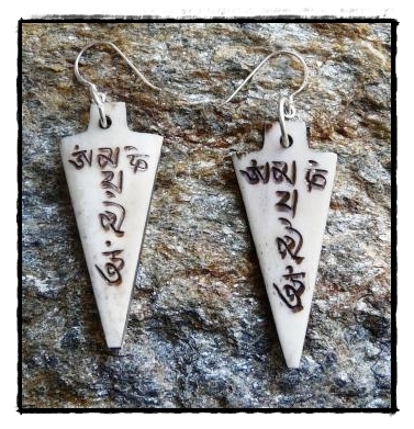 Bone-Ohrringe Mantra Triangle