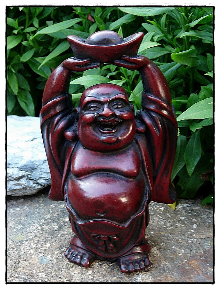 Kleine Happy Buddha Statue mit erhobenen Händen