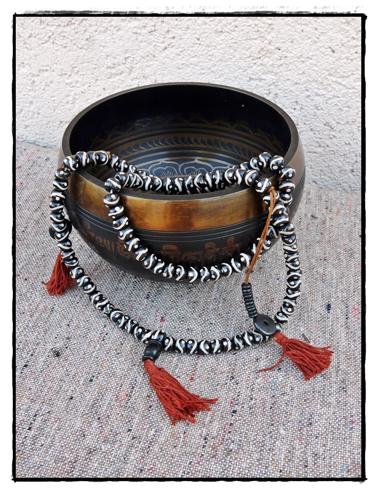 Mala aus Büffelknochen mit handbemalten Perlen, Yin Yang-Symbol