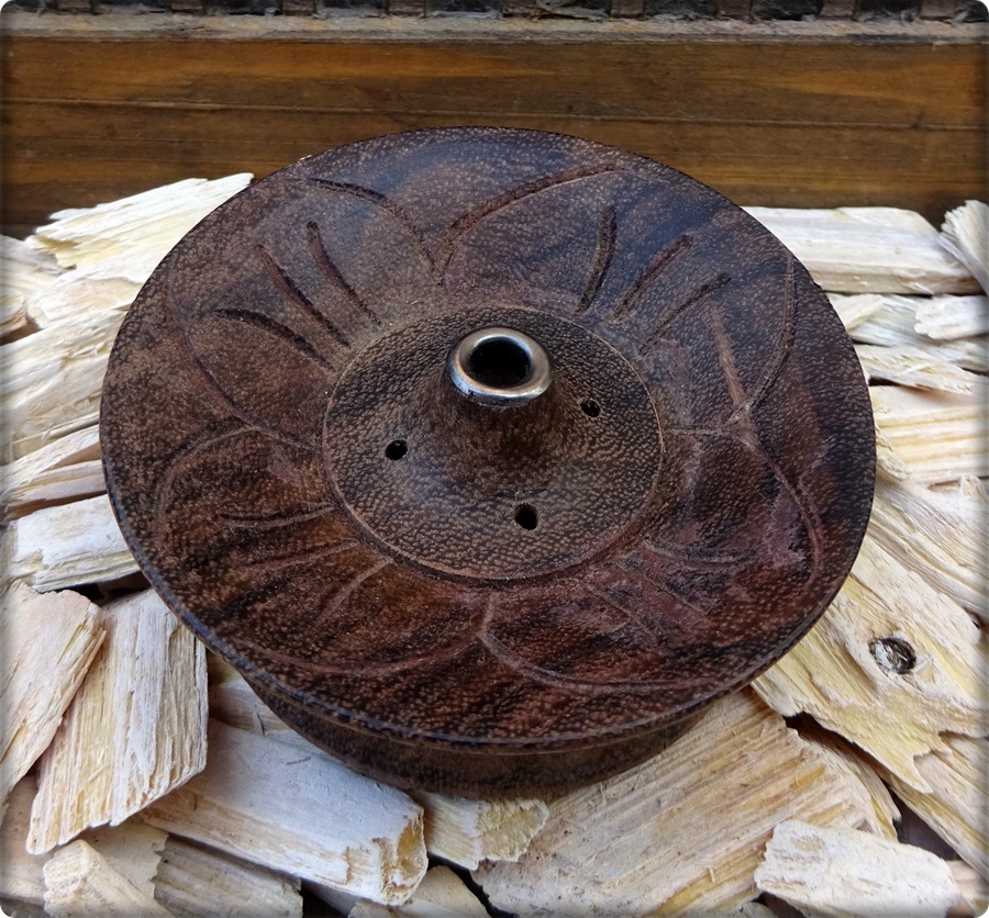 Räucherstäbchenhalter rund aus Holz mit Lotus-Symbol