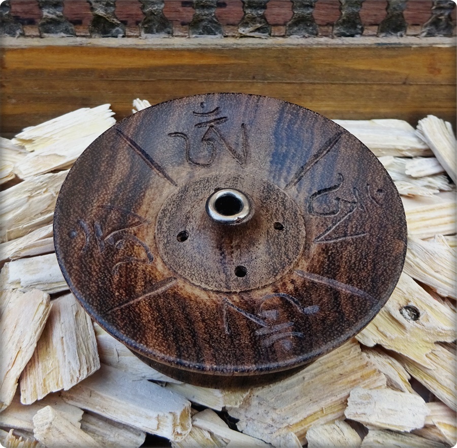 Räucherstäbchenhalter rund aus Holz mit OM-Symbol