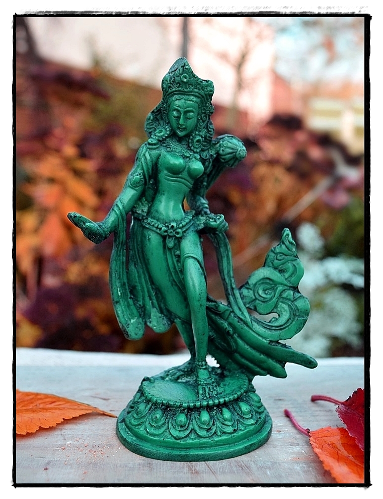 Wunderschöne kleine Statue GRÜNE Tara TÜRKIS Nepal für den Hausaltar 