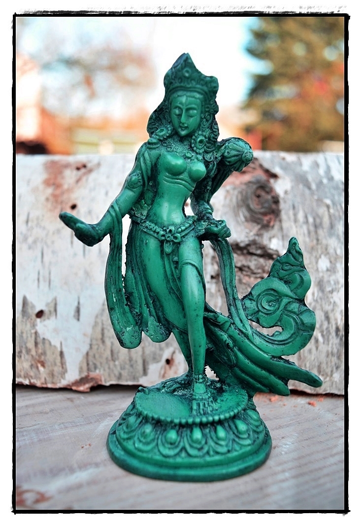 Kleine tanzende grüne Tara-Statue