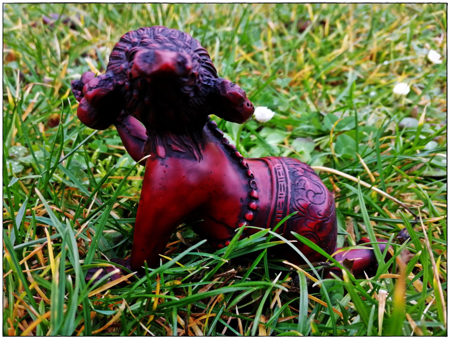 Baby Ganesha, kriechend im Gras