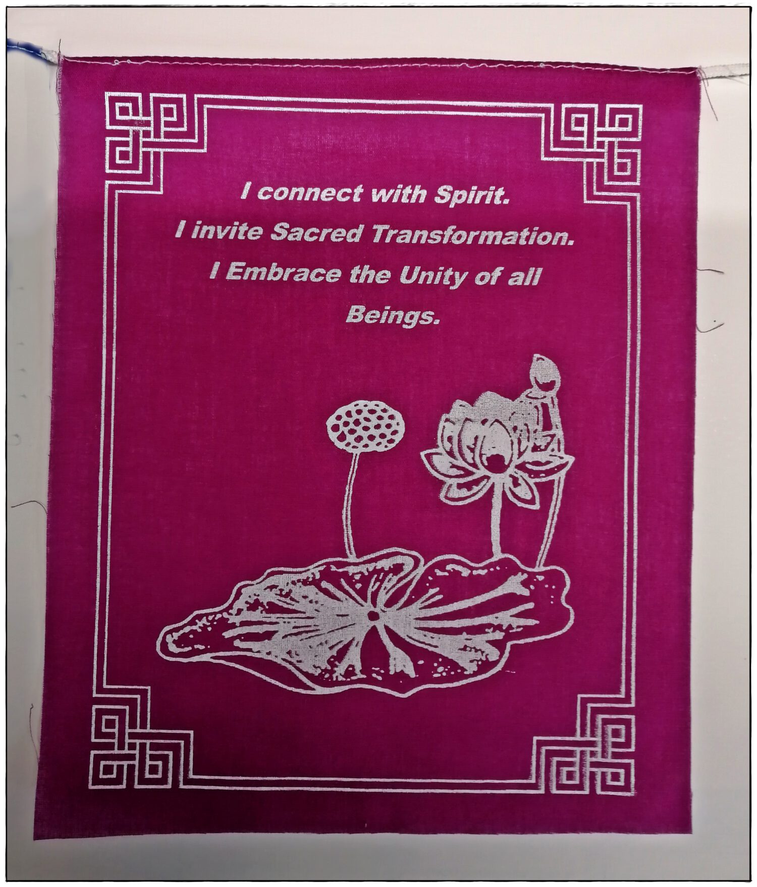 Chakra-Gebetsfahne mit Lotussymbol