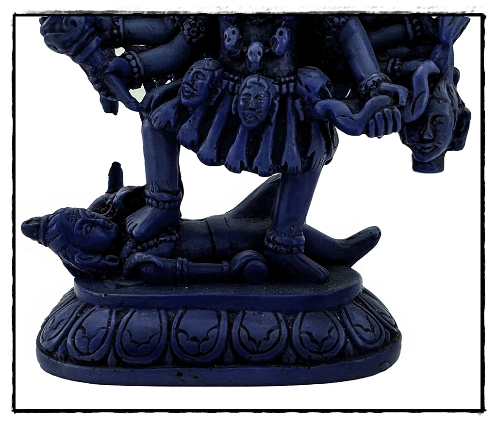 Kali, tanzend auf Shiva