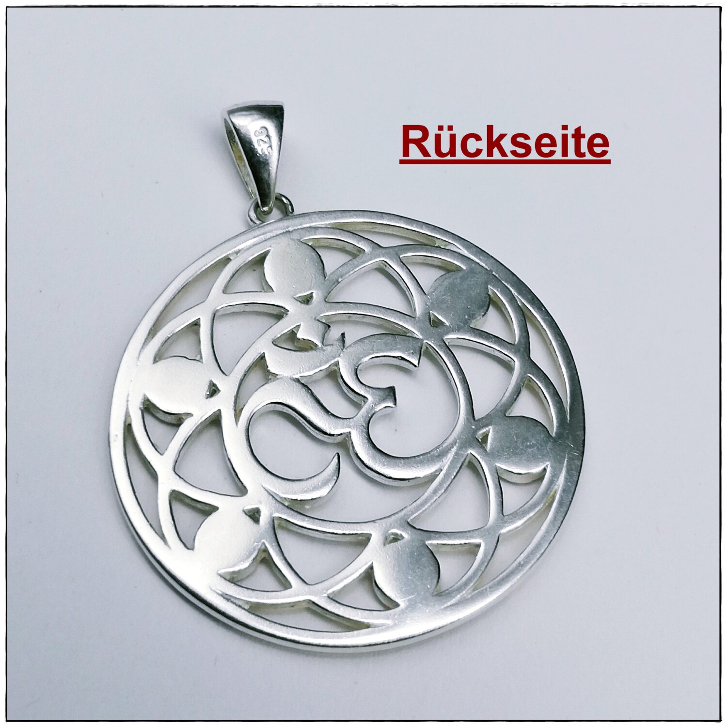 Schmuckanhänger OM, Rückseite mit Stempel