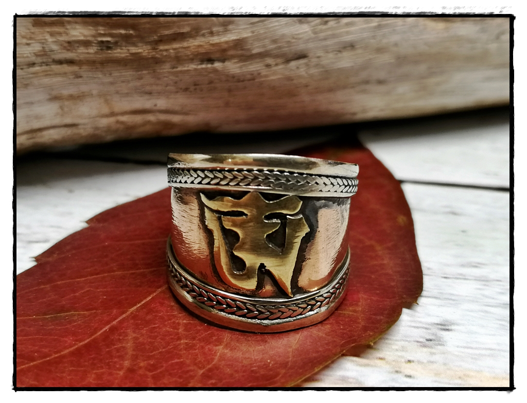 Tibetischer Ring OM-Symbol