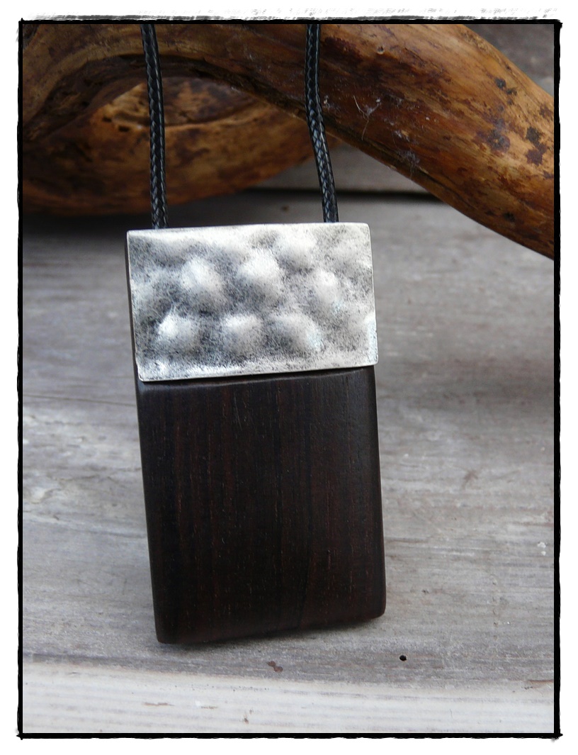 Kette mit Anhänger aus Holz und Metall