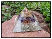 Orgonit Pyramide Bergkristall mit Amethyst