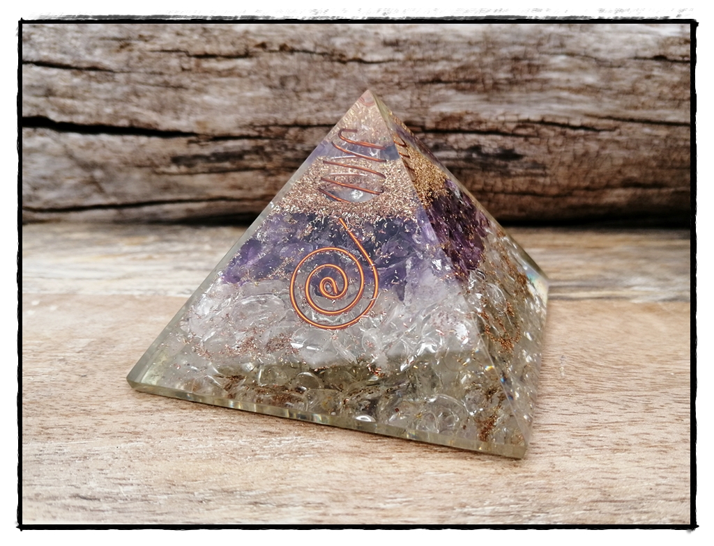 Orgonit Pyramide Bergkristall mit Amethyst