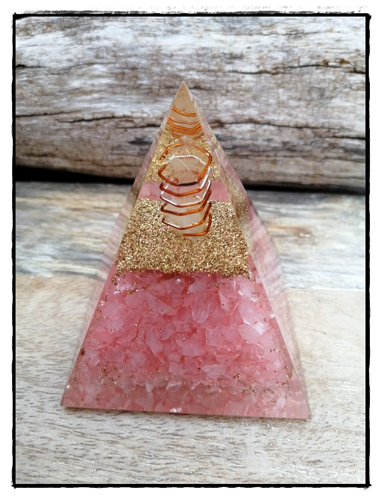 Orgonit Pyramide mit Rosenquarzkristallen