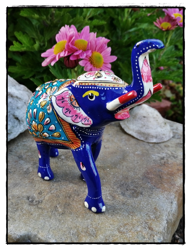 indischer Elefant aus Metall mit blauen Sattel