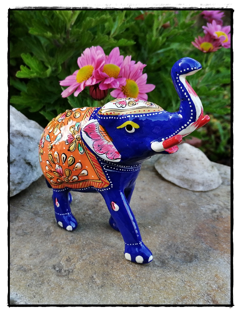 indischer Elefant Figur mit orangenen Sattel