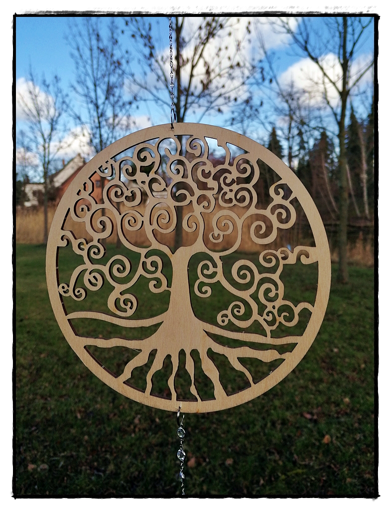 Fensterdeko aus Holz, Symbol Lebensbaum