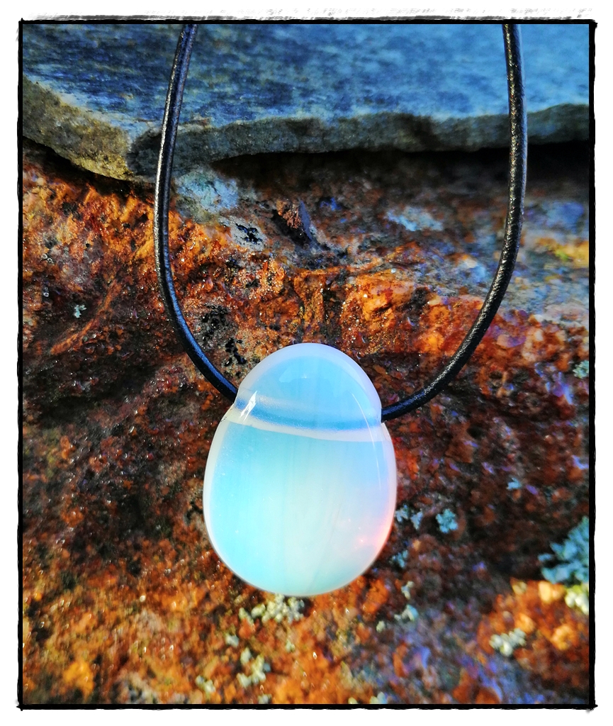 Opalit Anhänger mit schwarzem Band