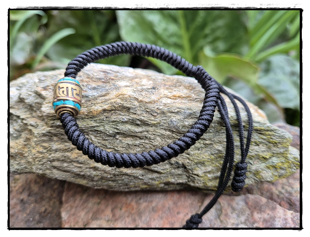 Makramee Armband mit türkisfarbener Tibetperle