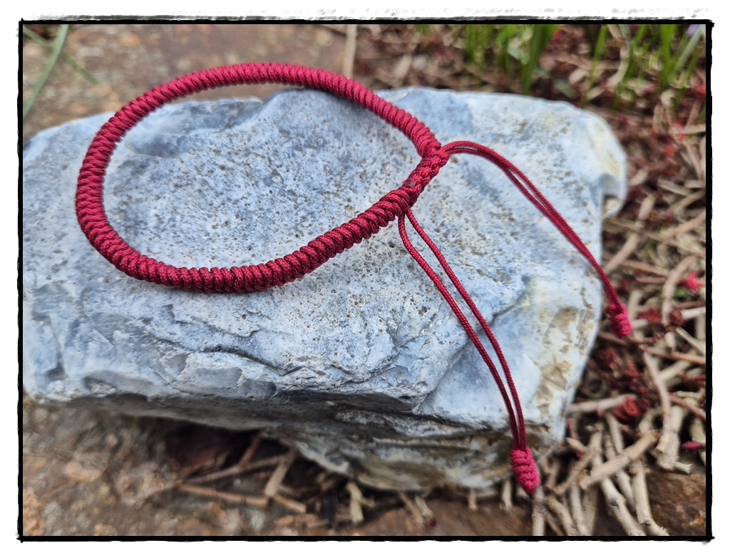rotes Makramee Armband mit Schiebeknoten