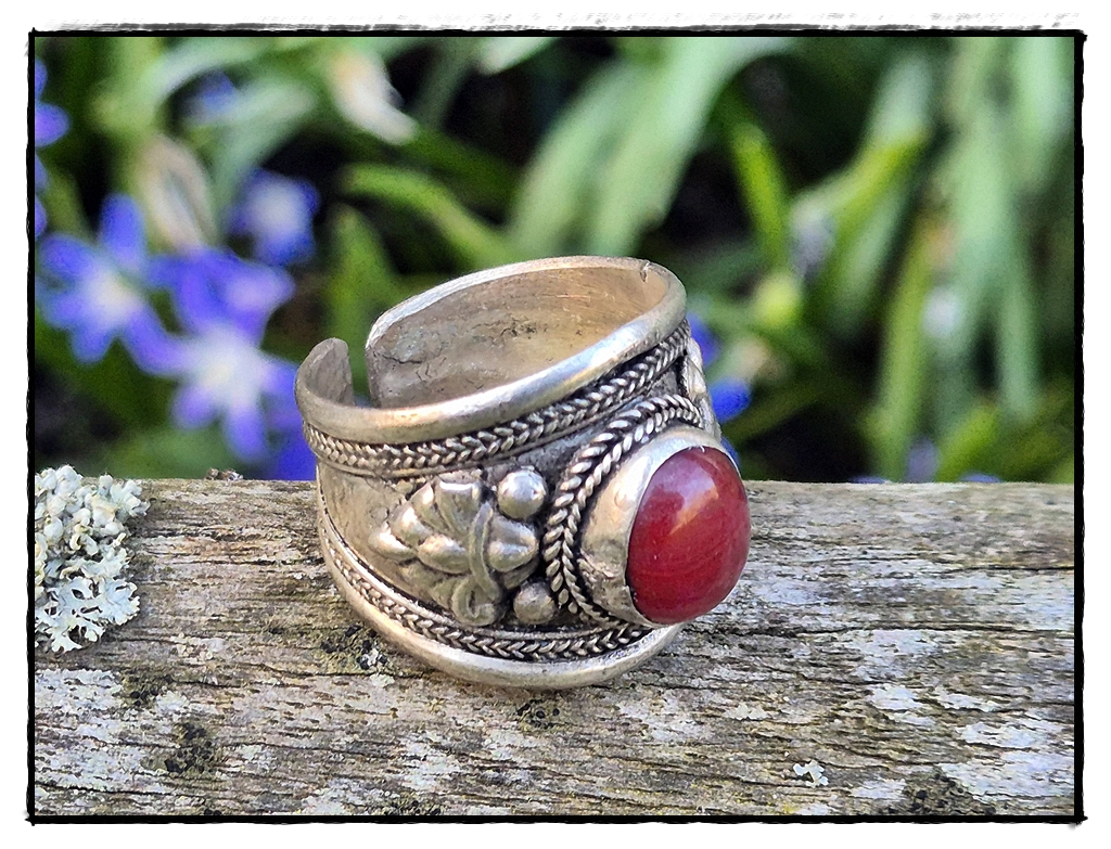 Ring mit rotem Stein