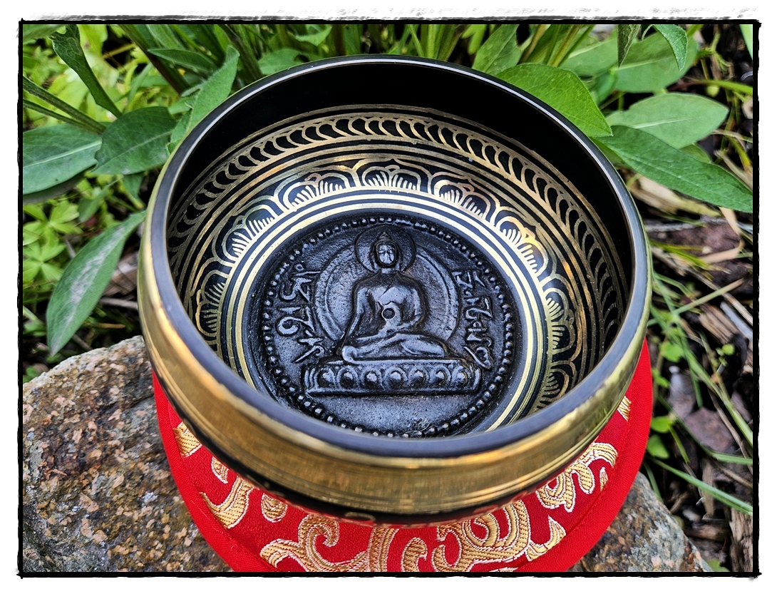 Kleine schwarze Klangschale Buddha