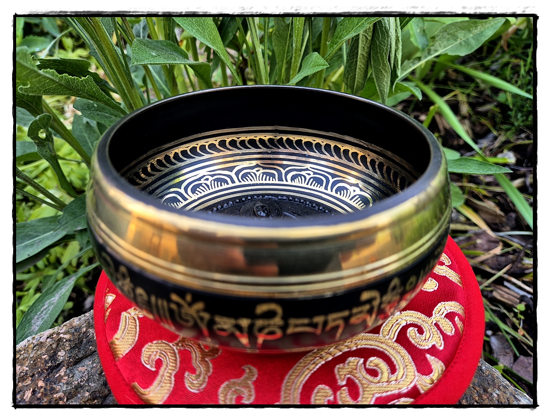 Kleine schwarze Klangschale Buddha