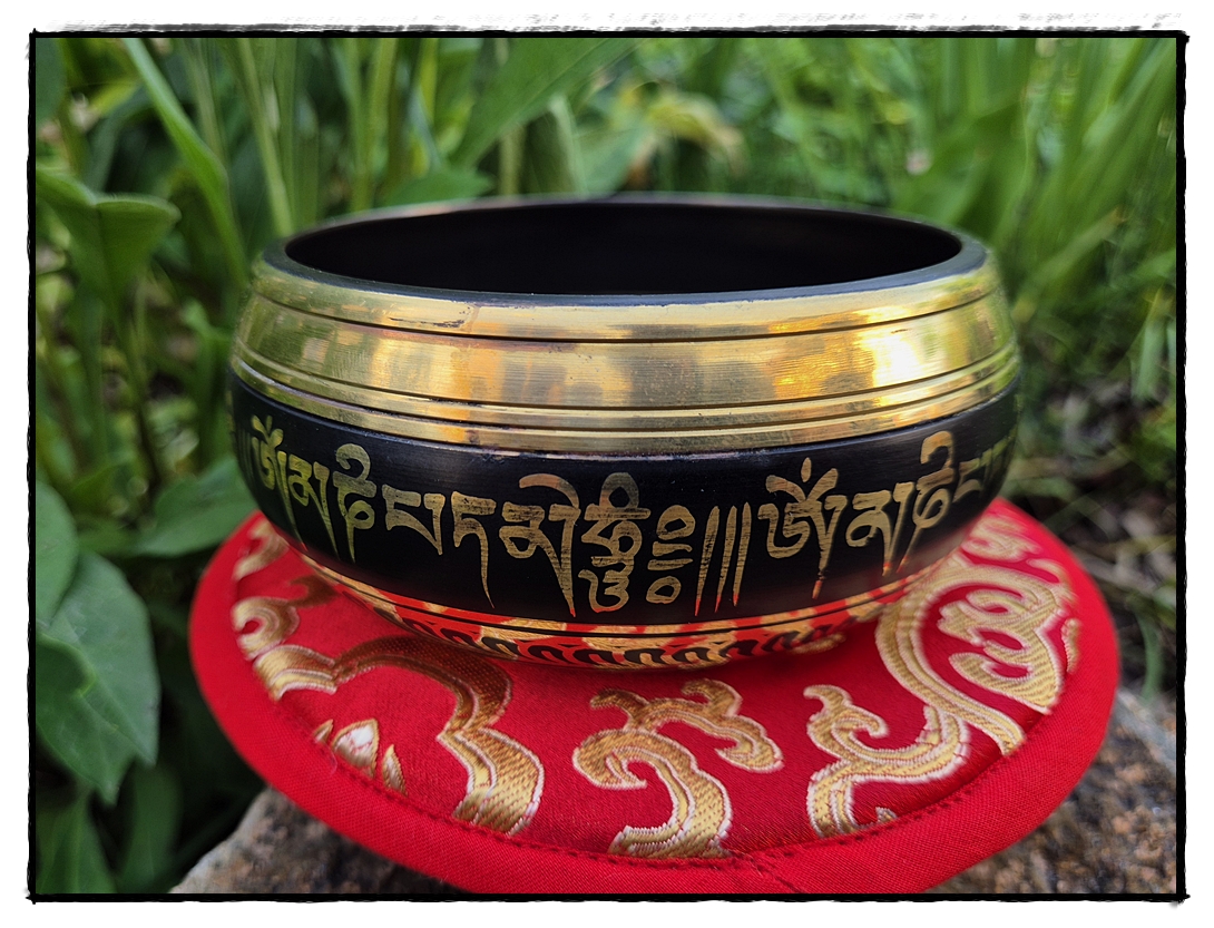 Klangschale mit eingraviertem Buddha