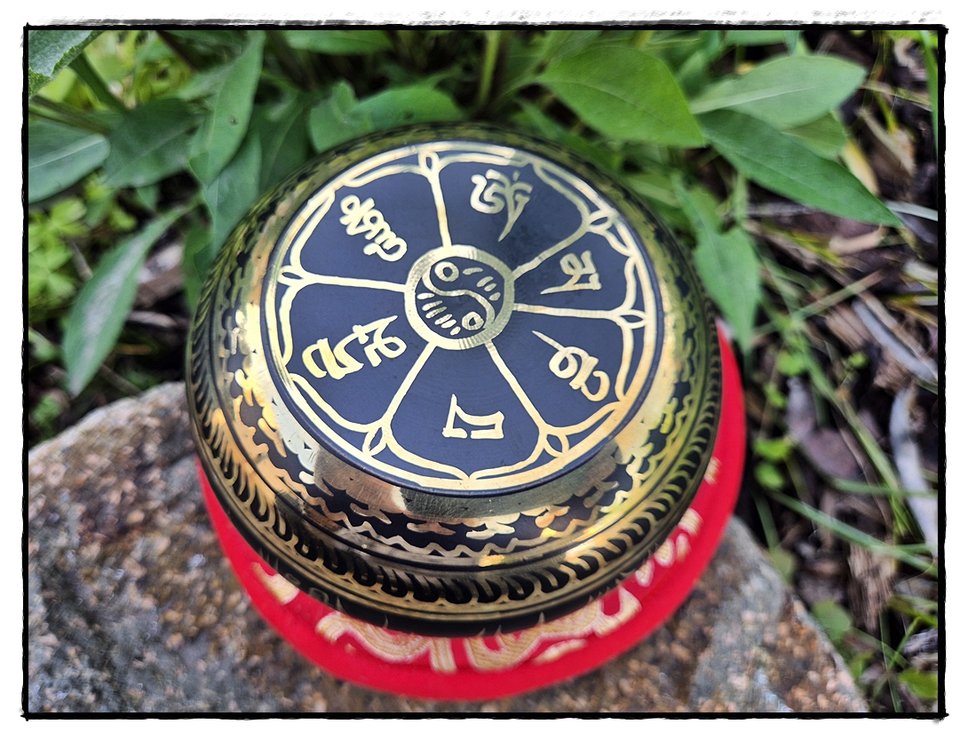 Kleine Klangschale mit Buddha und Mantra, Unterseite