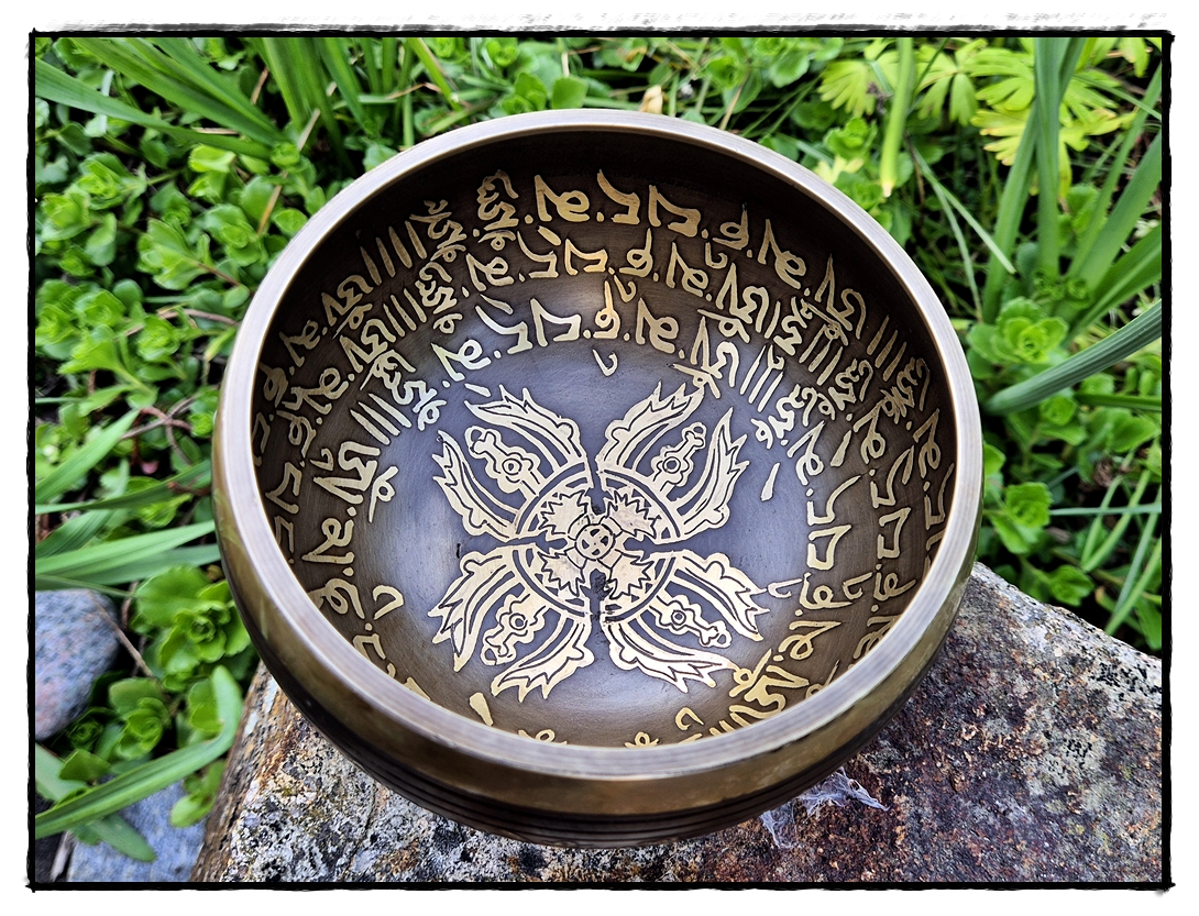 Klangschale mit Vishvavaja Symbol