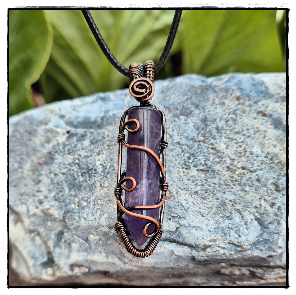 handgefertigter Amethyst-Anhänger mit Draht