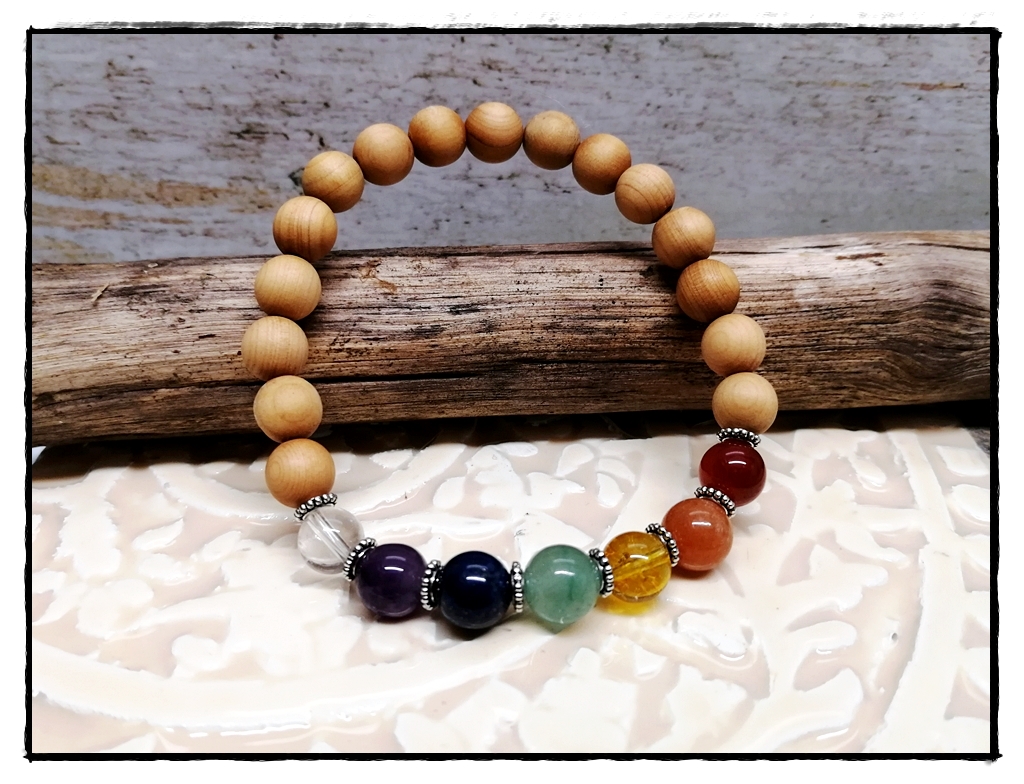 Energie Armband mit Sandelholz- und Chakra-Perlen