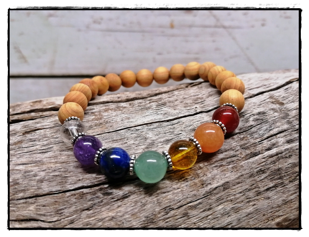 Chakra Armband mit Sandelholz-Perlen