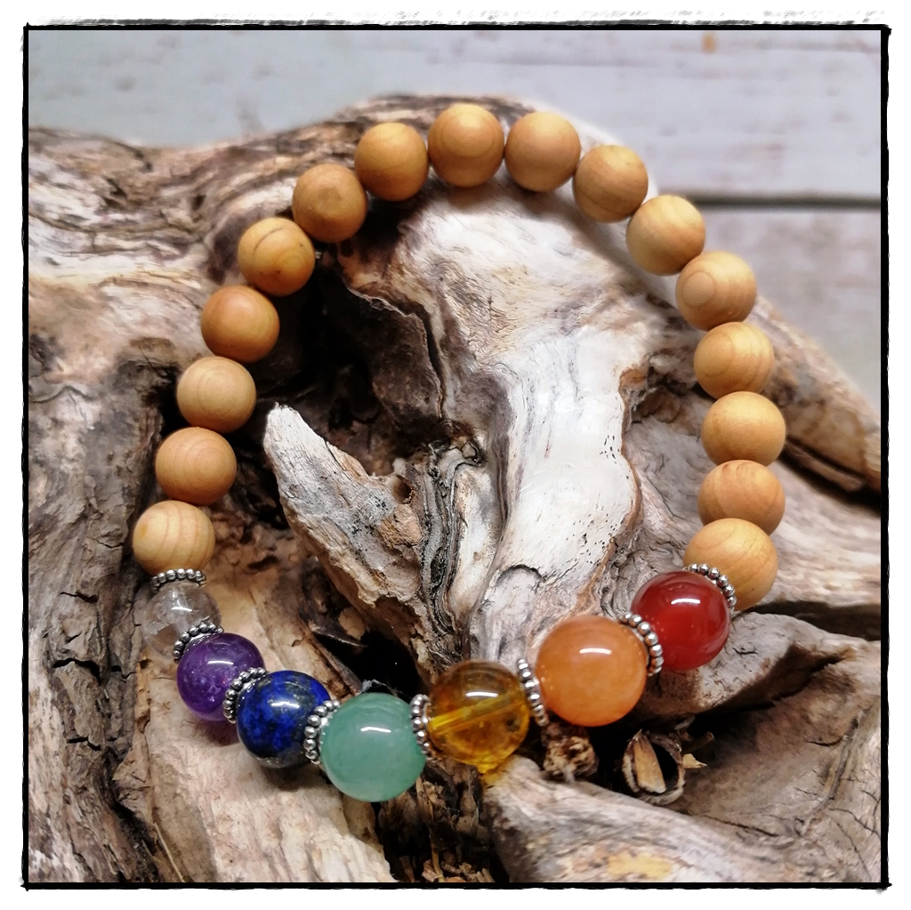 Armband aus Sandelholz mit Chakraperlen